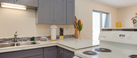 Een koelkast, een microgolfoven, een oven, een kookplaat