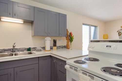 3rd-floor downtown Hilo condo with great location near the bay, W/D, cable, & AC