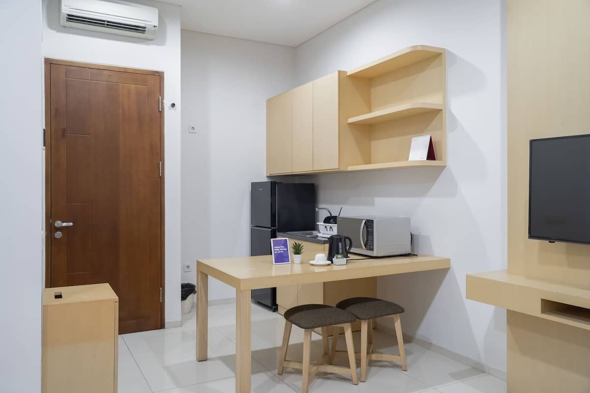 Desk, free WiFi, bed sheets
