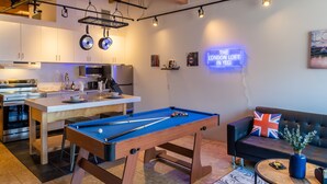 コーヒー / ティーメーカー、冷蔵庫、電子レンジ、オーブン