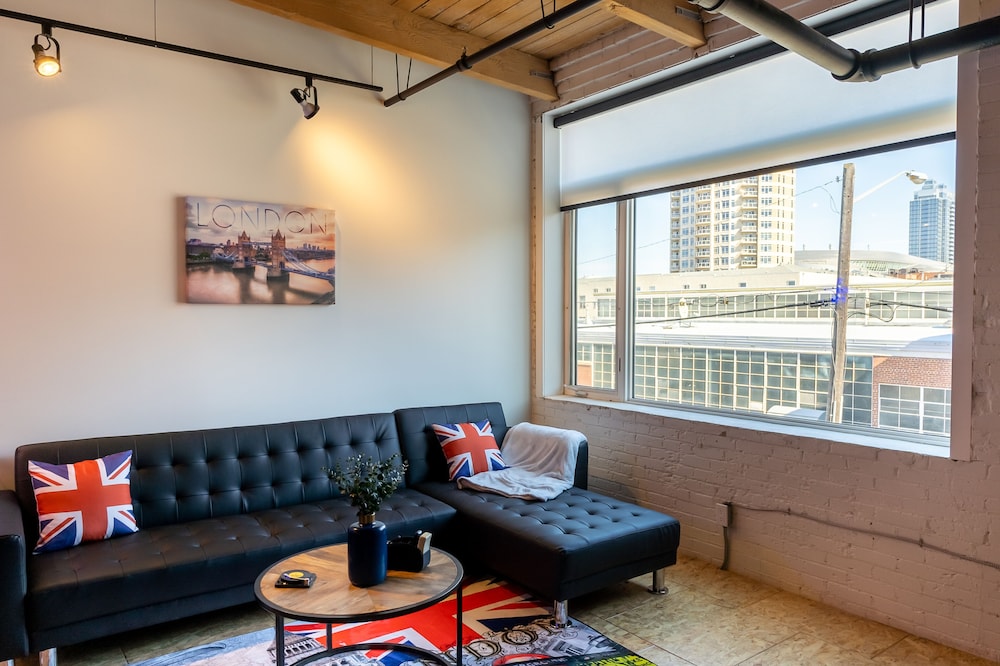 ⭐️ Downton Edmonton Loft w/Free Parking - Walk to Rogers Place!