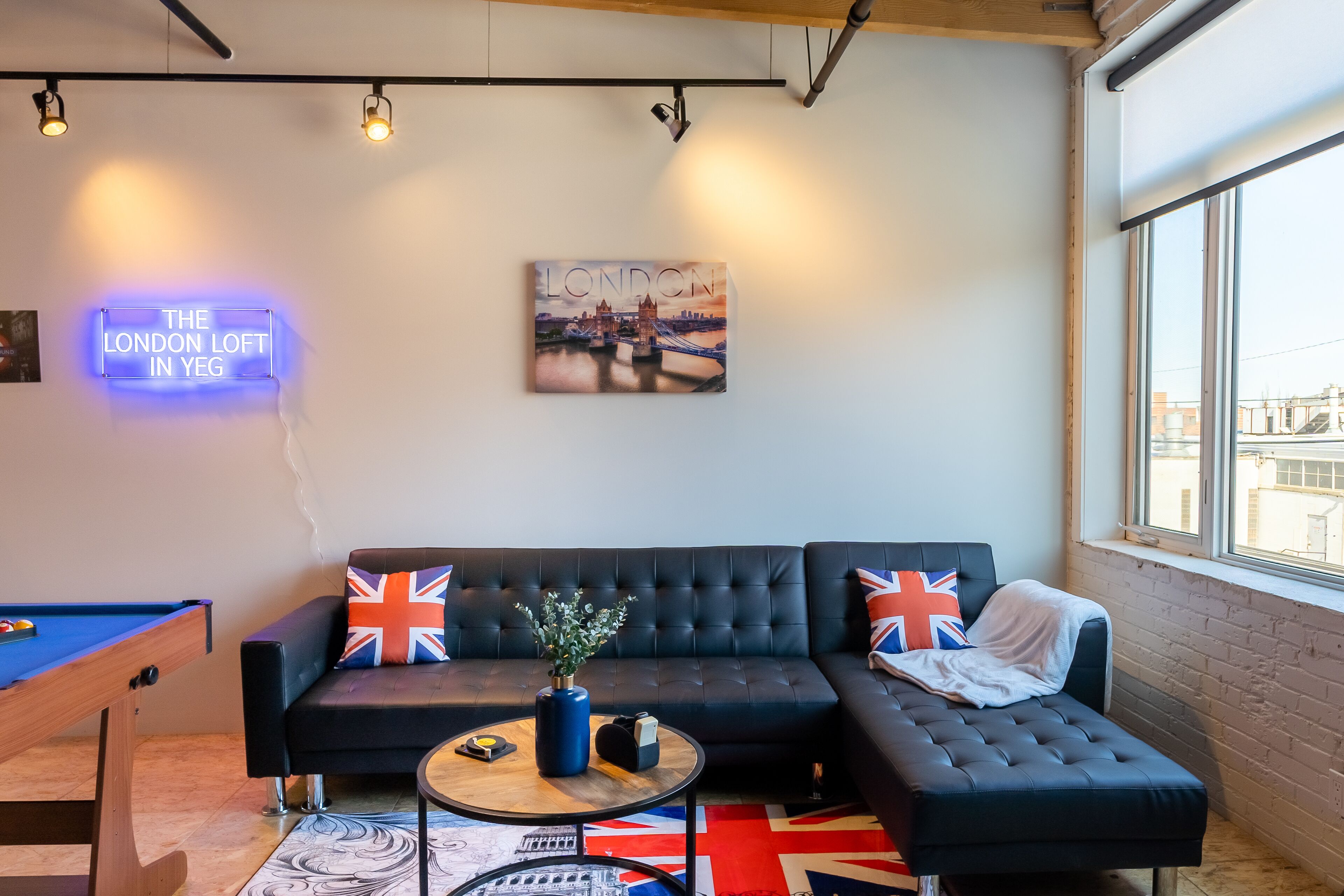 ⭐️ Downton Edmonton Loft w/Free Parking - Walk to Rogers Place!