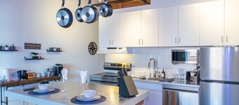 ⭐️ Downton Edmonton Loft w/Free Parking - Walk to Rogers Place!