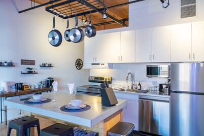 ⭐️ Downton Edmonton Loft w/Free Parking - Walk to Rogers Place!