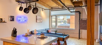 ⭐️ Downton Edmonton Loft w/Free Parking - Walk to Rogers Place!
