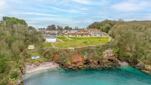 Overlooking a turquoise bay, this coastal property offers panoramic views of the surrounding landscape.