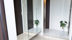 Interior entrance - OR101 (Onna)