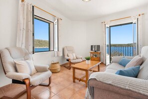 TV - Sa Mirada apt, taste of the sea (Fornells)