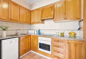 Fridge, microwave, oven, dishwasher - Sa Mirada apt, taste of the sea (Fornells)