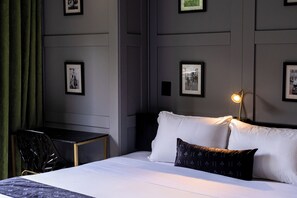 Habitación doble estándar | Ropa de cama de alta calidad, edredón y minibar 