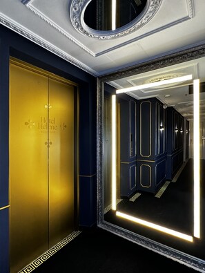 40-inch Smart TV with cable channels, TV - Hotel Helene (Medellín)