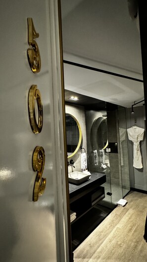 Standard Double Room | Premium bedding, down duvets, minibar, in-room safe - Hotel Helene (Medellín)