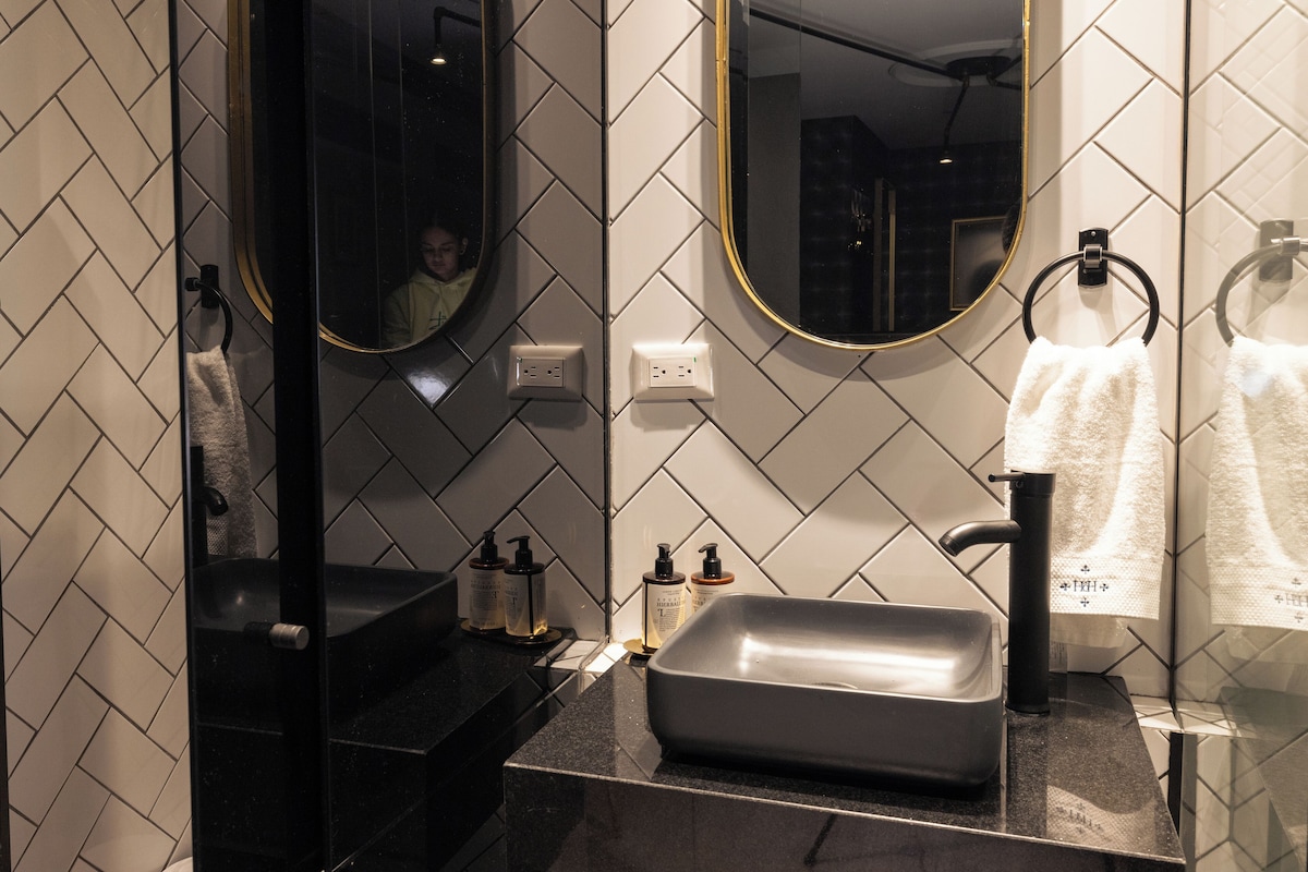 Salle de bain | Douche, douche à « effet pluie », sèche-cheveux, serviettes fournies