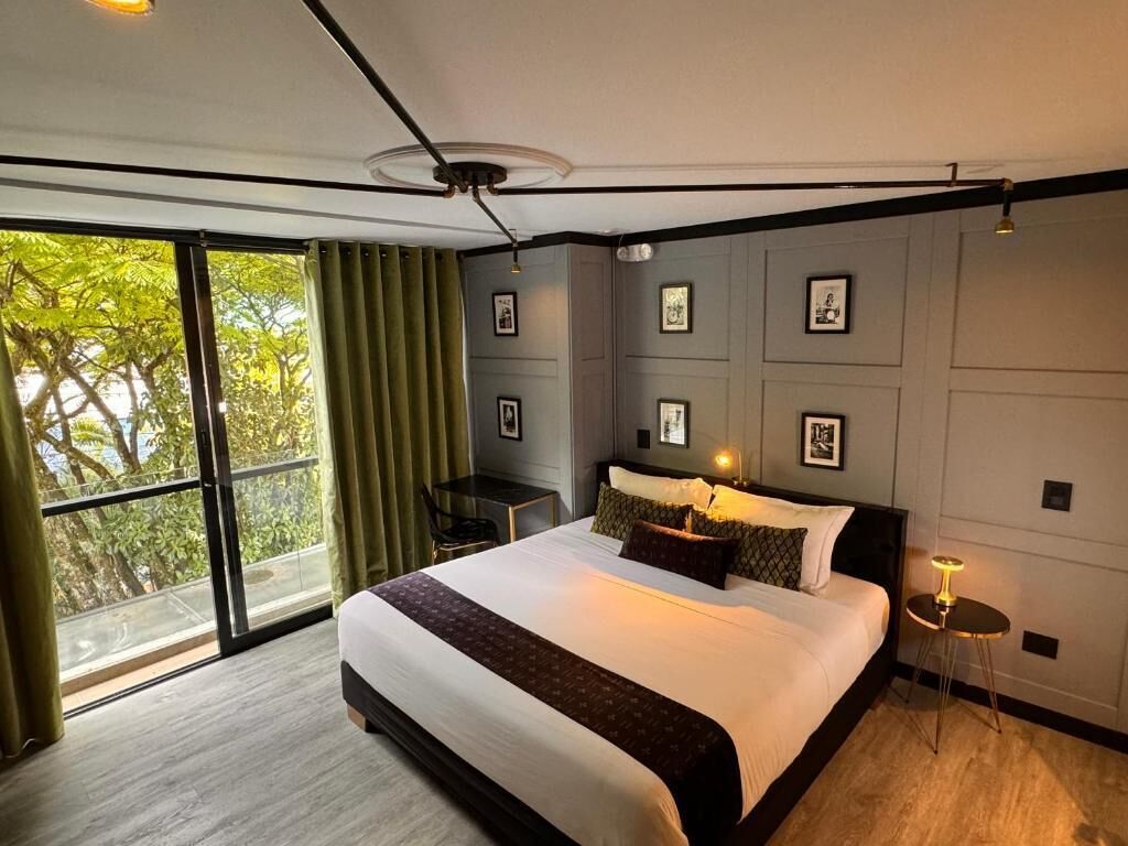 Premium bedding, down comforters, minibar, in-room safe