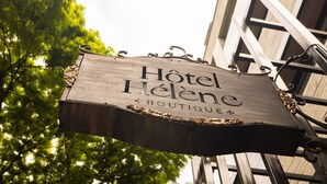 Skilt for Hotel Helena Boutique.
