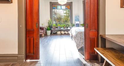 Large group in Eugene, Exquisite Historic Landmark 11Bedroom, 4.1BA, New Hot tub