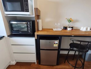 Een koelkast, een microgolfoven, een oven, een waterkoker