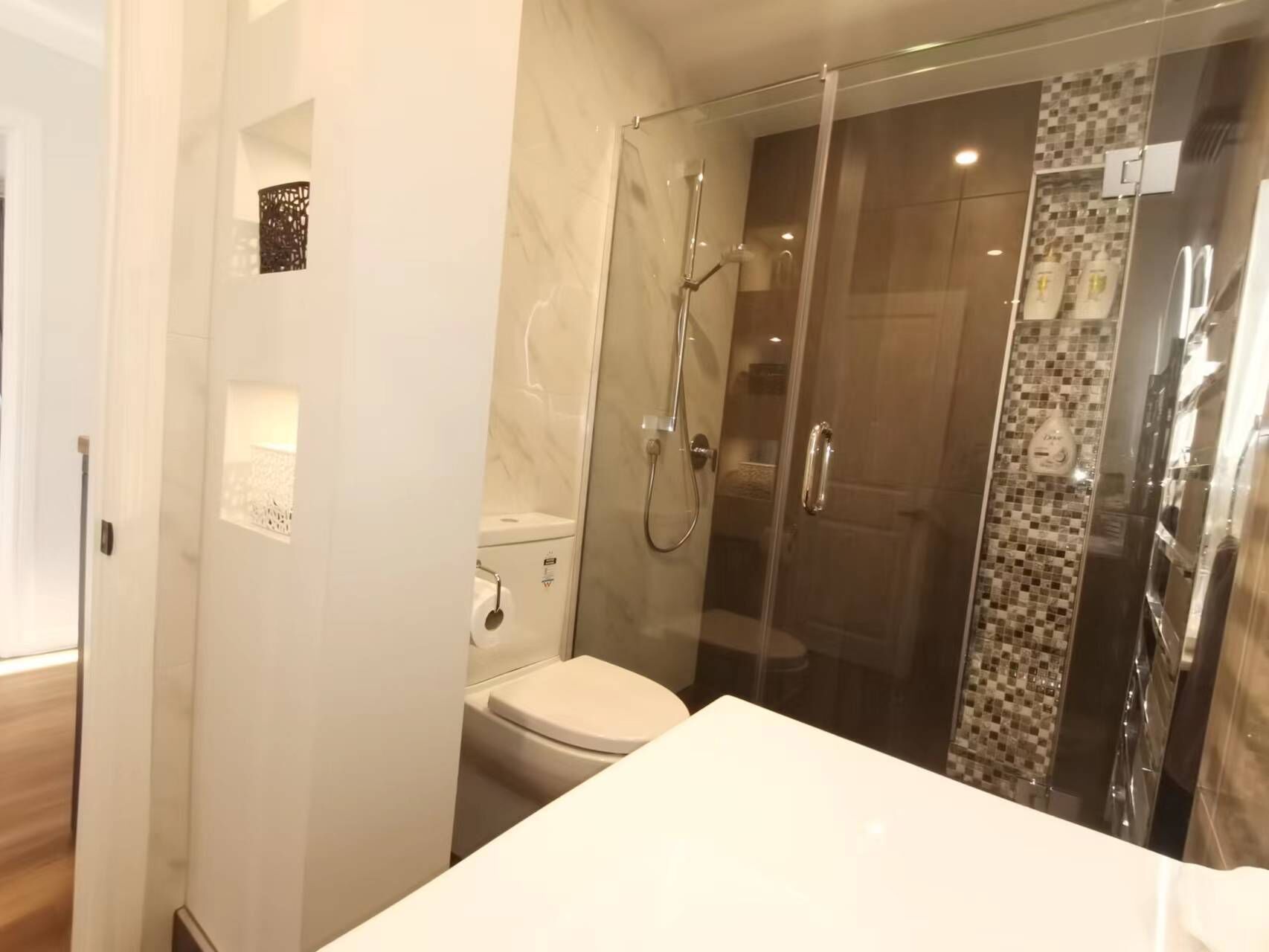 Douche, sèche-cheveux, serviettes fournies, savon