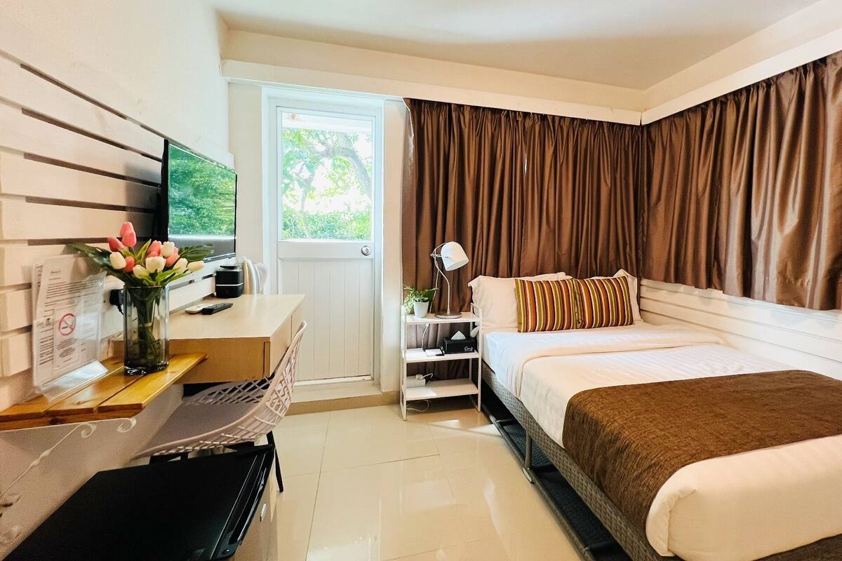 Standard Double Room with Open View Balcony (No Pet Allowed) | خزنة داخل الغرفة ومكتب ومكواة/لوح كي وواي فاي مجانًا