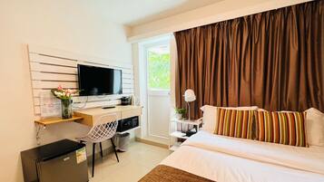 Standard Double Room with Open View Balcony (No Pet Allowed) | Brankas, meja kerja, setrika/meja setrika, dan Wi-Fi gratis