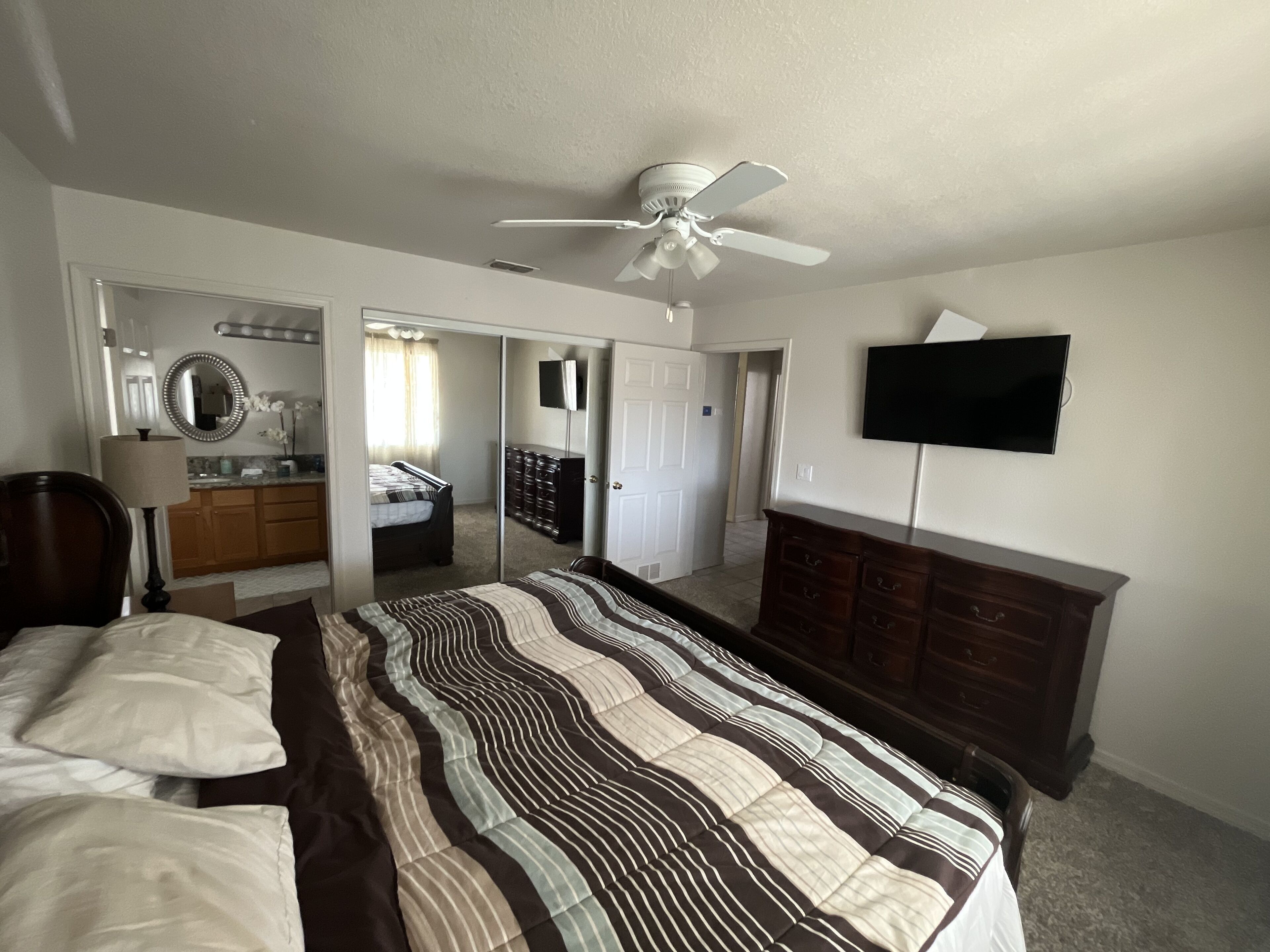 Relaxing 3 Bed 2 Bath Havasu House