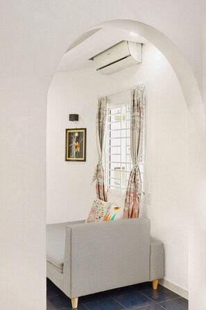 TV - Talisker Homestay - at the heart of Nha Trang city, 10 min walk to the beach (Nha Trang)