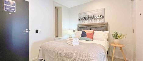 Tabla de planchar con plancha, wifi y ropa de cama