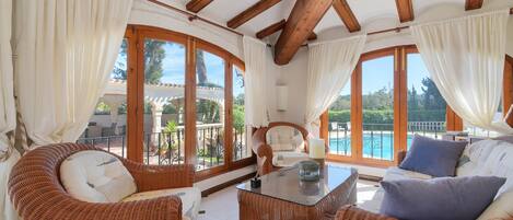 Fernseher, Tischtennisplatte