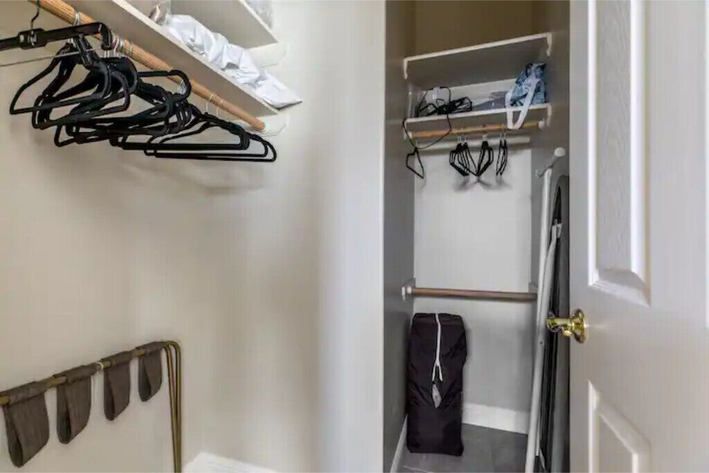 Une pièce comprenant un lit, une armoire et une porte.