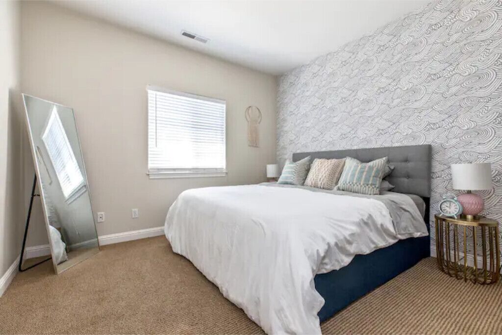 3 bedrooms, desk, iron/ironing board, travel crib