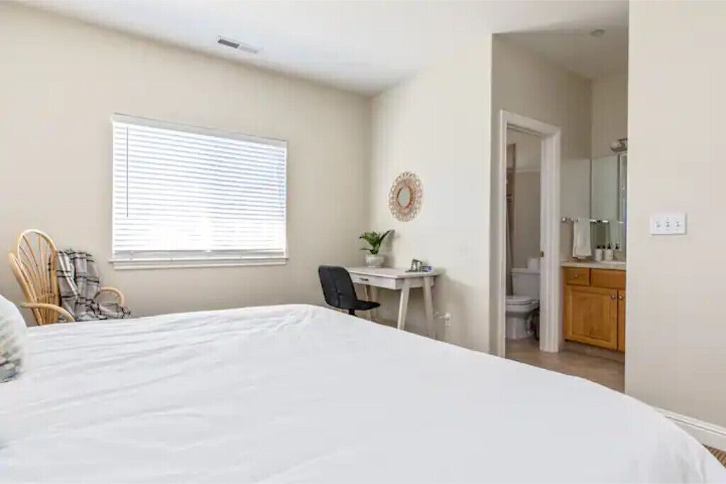 3 bedrooms, desk, iron/ironing board, travel crib