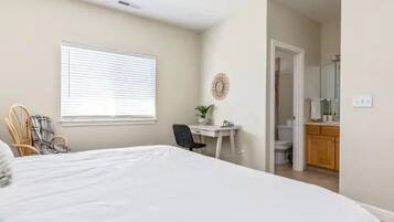 3 bedrooms, desk, iron/ironing board, travel crib