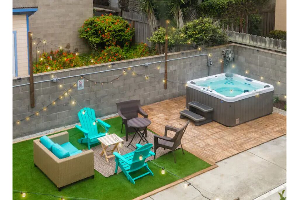 Hot tub! Beach 1 block away, new luxe home