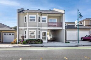 Exterior - Hot tub! Beach 1 block away, Peloton, near SF and SFO airport (Pacifica)