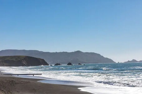 Beach. 1 block from beach, hot tub, 3bd/3ba near SF and SFO airport