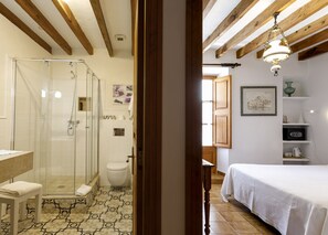 Standard Double Room | Bathroom | Shower, free toiletries, hair dryer, towels