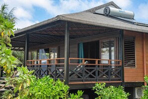 Exterior detail - bungalow lagoon side / 6 people max / Moorea / 3 bedrooms with A/C, 2 bathrooms (Temae)