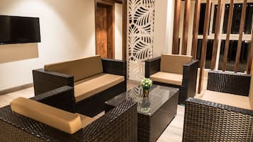 Royal Suite | Living area | 42-inch LED TV with satellite channels, TV