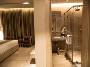 Habitación ejecutiva | Baño | Regadera, regadera tipo lluvia, amenidades de baño gratuitas 