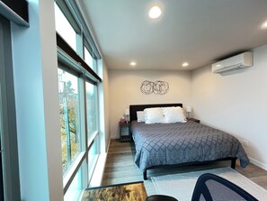 3 bedrooms, desk, iron/ironing board, travel cot