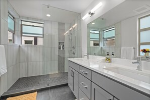 Een douche, een haardroger, handdoeken, zeep