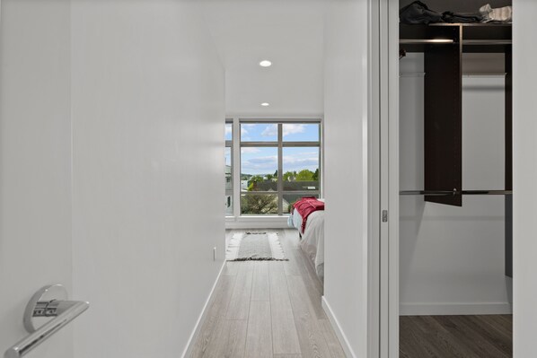 3 chambres, bureau, fer et planche à repasser, lit parapluie