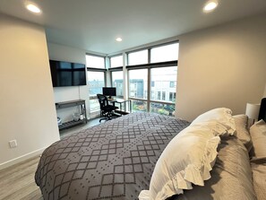 3 dormitorios, escritorio, tabla de planchar con plancha y cuna de viaje