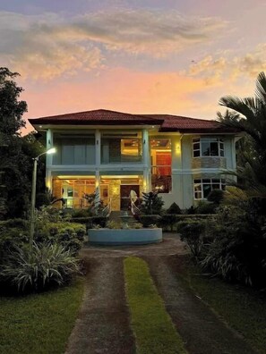 Hypo-allergenic bedding, individually decorated, individually furnished - CAMIGUIN LANZONES RESORT (Mambajao)