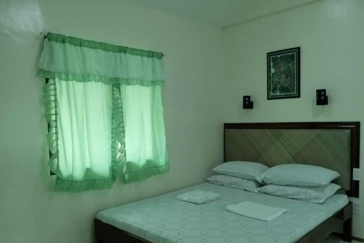 Casa de campo económica, 1 cama Queen size, acceso a la alberca, vista al jardín | 1 habitación, ropa de cama hipoalergénica y decoración personalizada