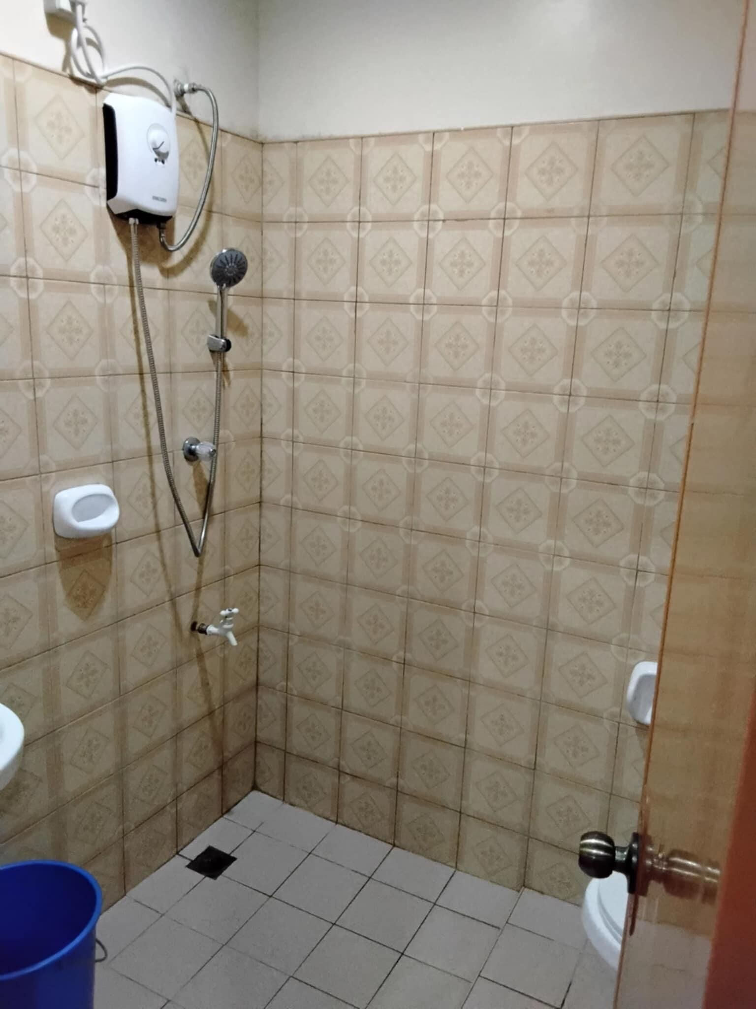 Un bagno piccolo con doccia, WC e lavandino.