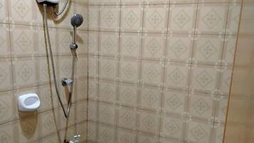 Un bagno piccolo con doccia, WC e lavandino.
