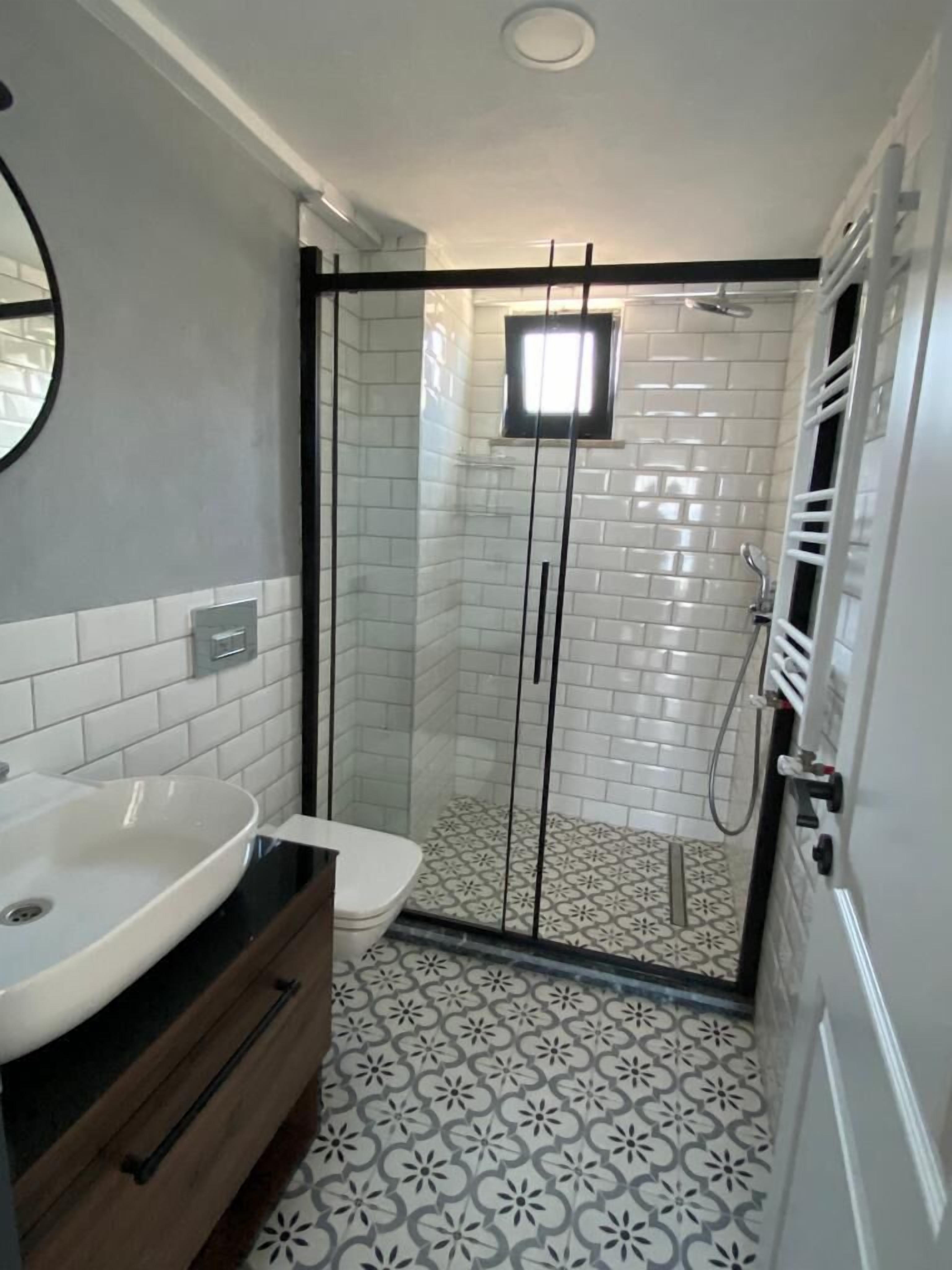 Basic Suite | Bathroom | Shower, rainfall showerhead, hair dryer, towels