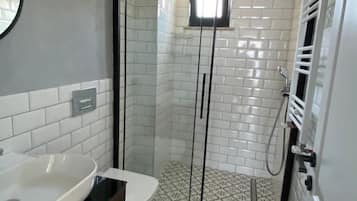 Basic Suite | Bathroom | Shower, rainfall showerhead, hair dryer, towels