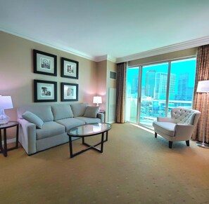 Fernseher, DVD-Player, Videothek, Stereoanlage